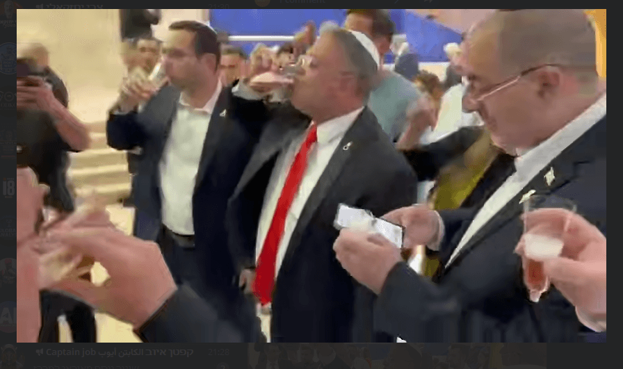 أعضاء الائتلاف يرفعون نخباً بعد إقرار قانون عقوبة الإعدام للإرهابيين في الكنيست