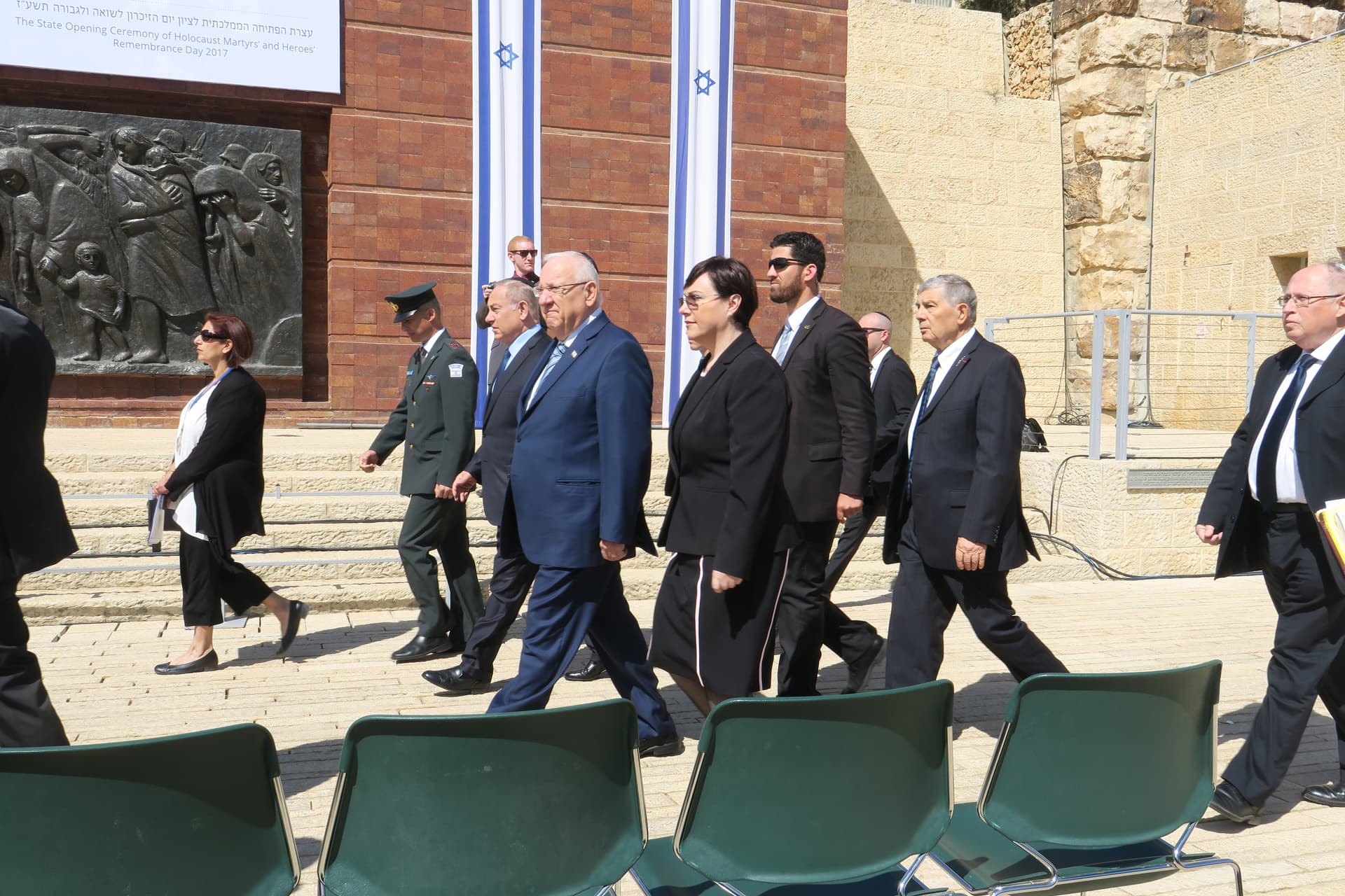 בנימין נתניהו במהלך ישיבת ממשלה, ברקע מבנה הכנסת